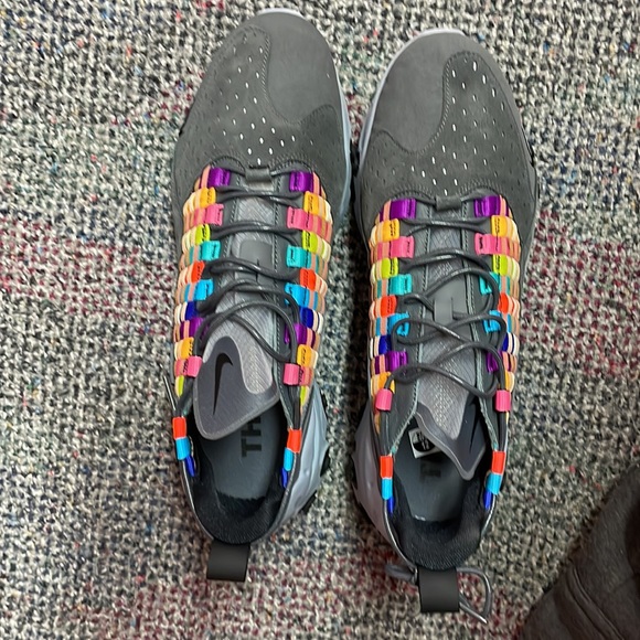 Nike - Picture 4 of 7